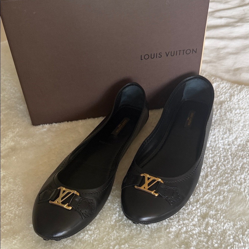 Authentic Louis Vuitton Black Leather Ballet Flats with Gold LV Excellent